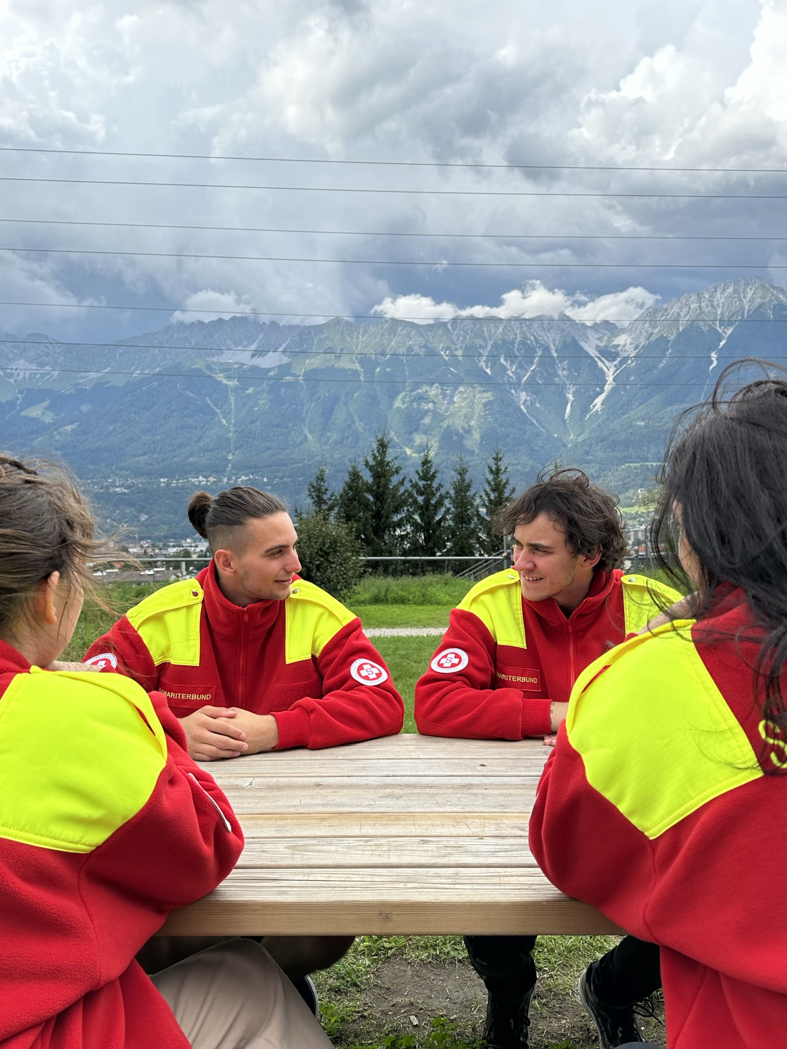 Team am Tisch mit Blick auf die Nordkette