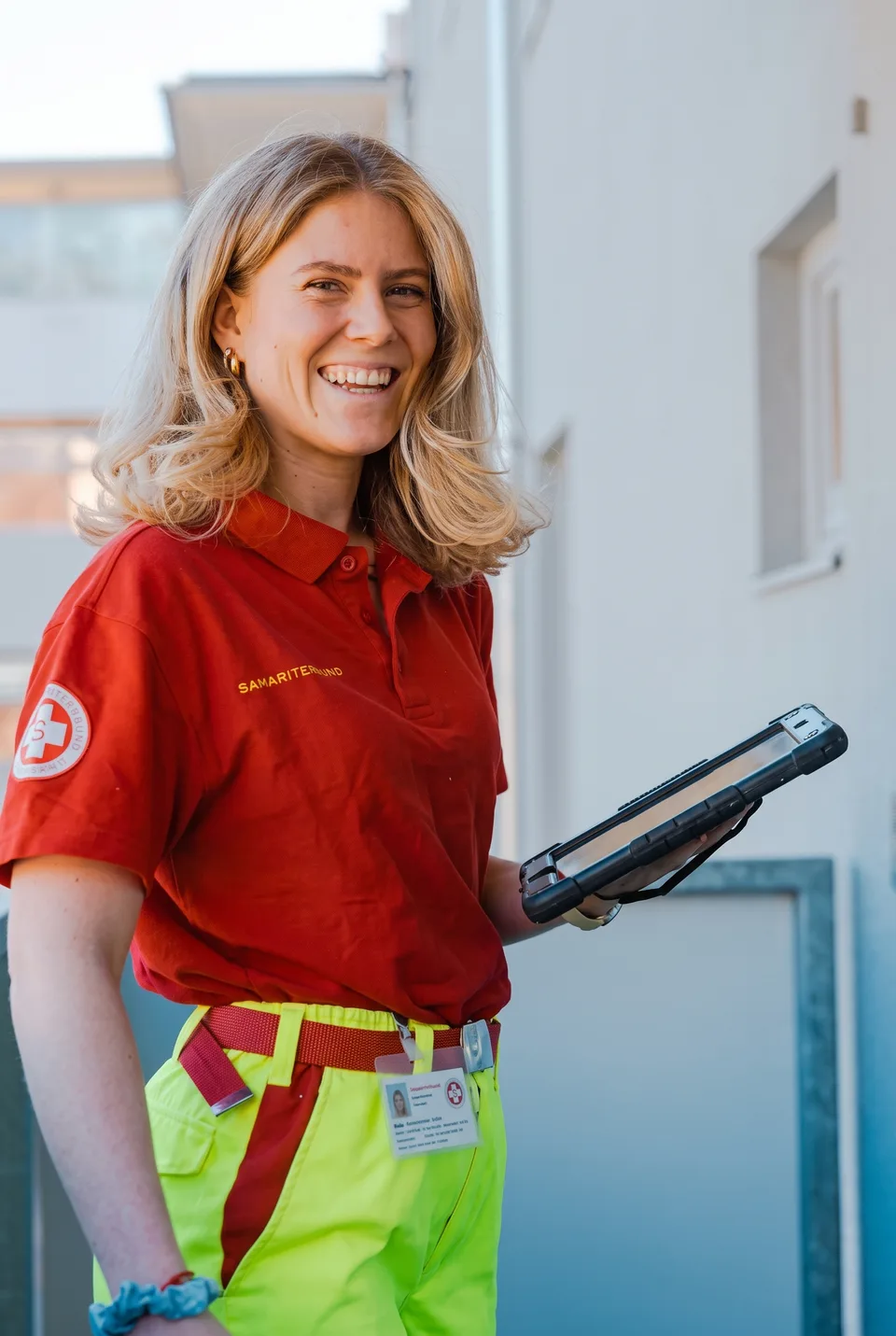 Werberin mit Tablet im Einsatz